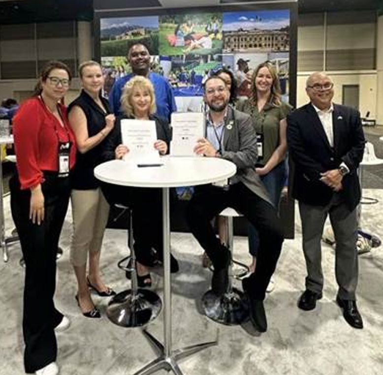 Cyndi McLeod, CEO of GUS Canada holding the MoU with delegates.