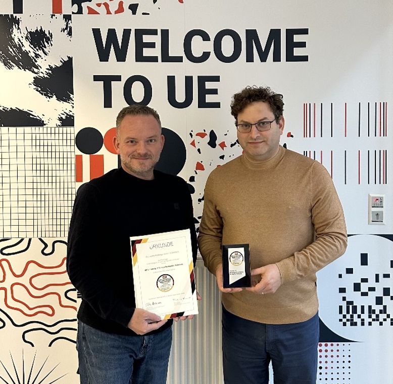 Sagi Hartov, CEO of GGG and Prof. Dr. Dr. h.c. Sascha J. Flemnitz holding certificates.